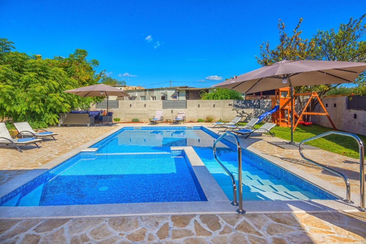 Holiday Home Tower With Private Pool, Sauna And Quads Smilcic Eksteriør bilde