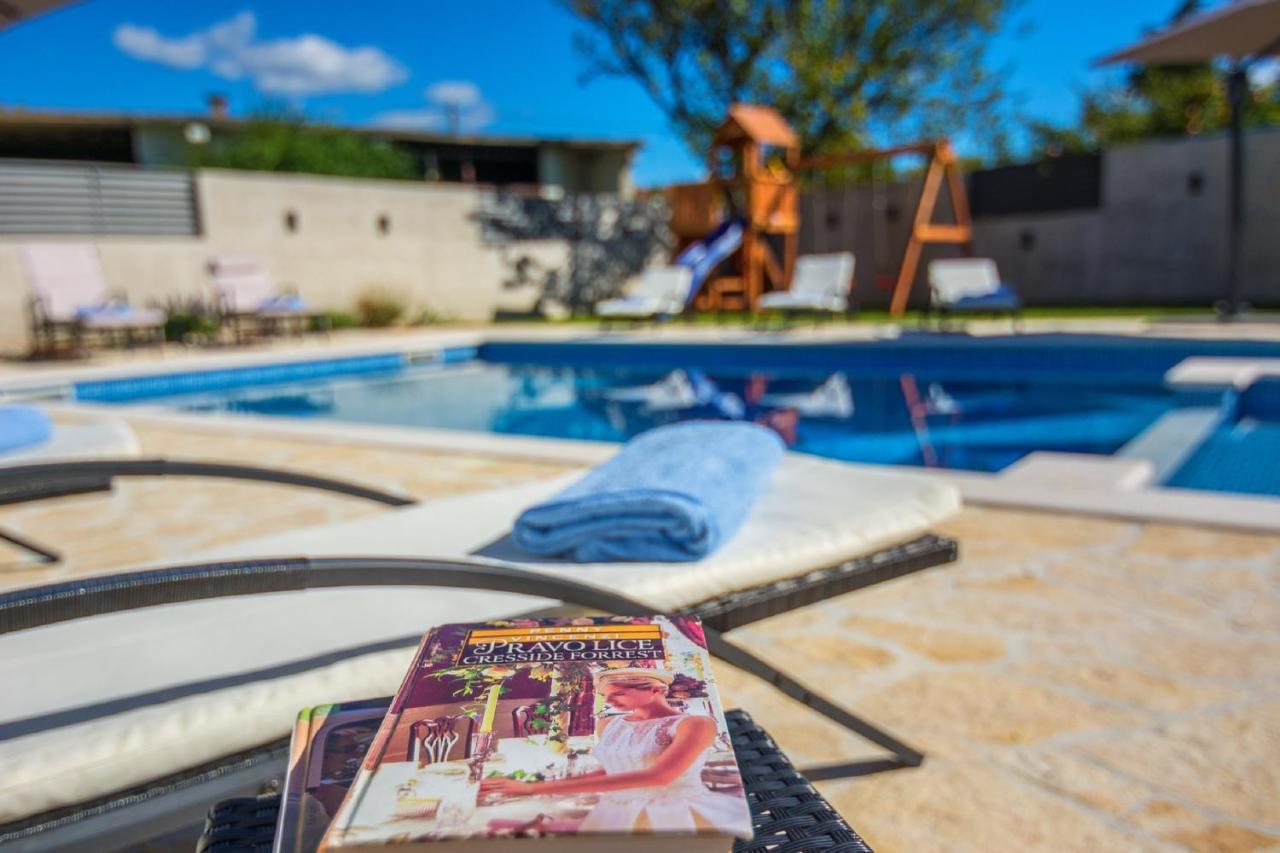 Holiday Home Tower With Private Pool, Sauna And Quads Smilcic Eksteriør bilde