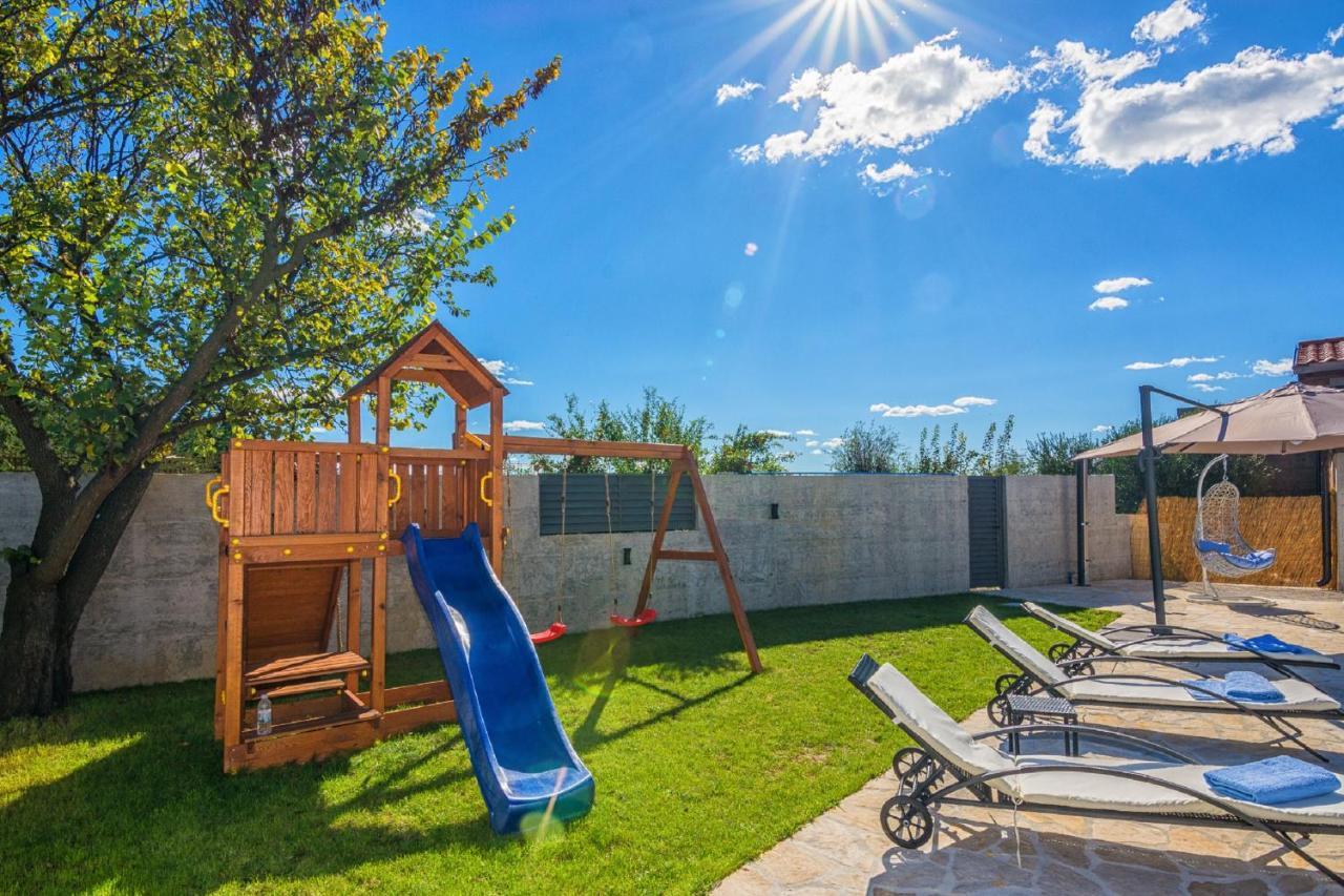 Holiday Home Tower With Private Pool, Sauna And Quads Smilcic Eksteriør bilde